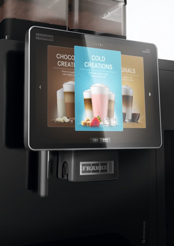 En Franke A800 kaffemaskin med digitalt display som viser en meny med kalde drikker, inkludert smoothies og isdrikker.