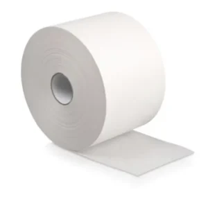 En rull med hvitt toalettpapir som står oppreist, med enden av papiret litt utrullet, mot en vanlig hvit bakgrunn.