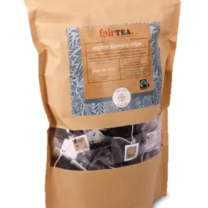 En pakke med FairTea-merket Ceylon Nurawa Eliya te, delvis åpen for å vise individuelle teposer inni.