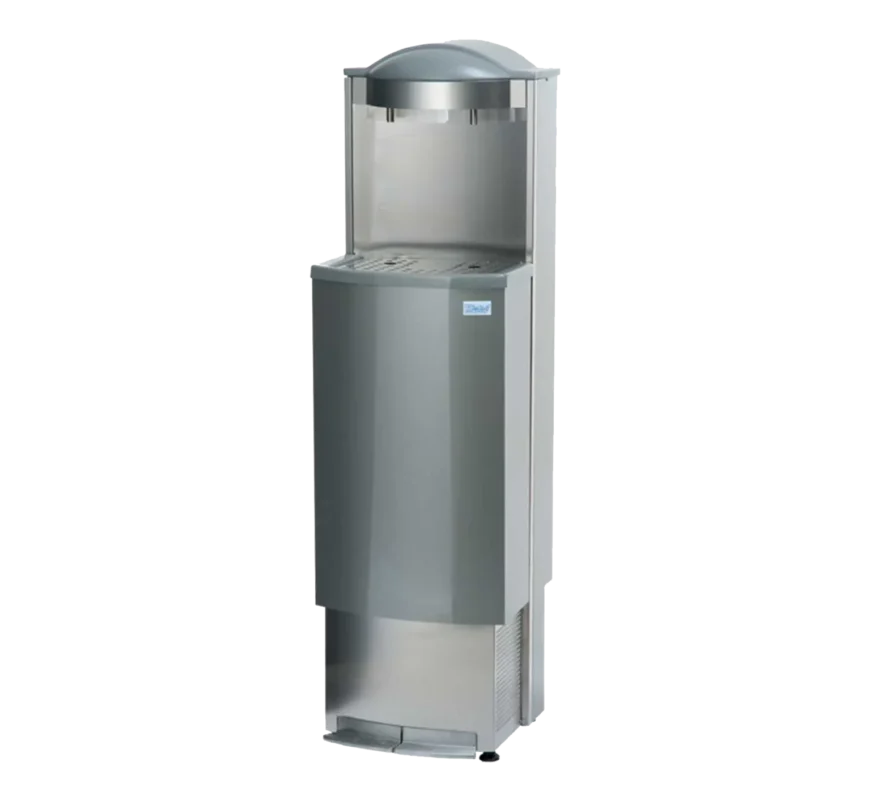 Frittstående vanndispenser og kjøler med en finish i rustfritt stål isolert på en hvit bakgrunn.