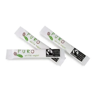 Tre pakker med puro hvitt sukker arrangert diagonalt på en hvit bakgrunn, med grønne bladdesign på emballasjen.