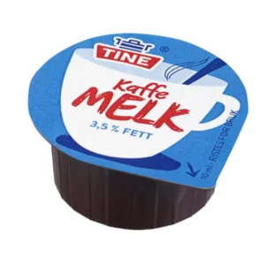 En tine-merke engangs kaffekrembeholder med en blå og hvit etikett, med teksten "kaffe melk 3,5% fett.