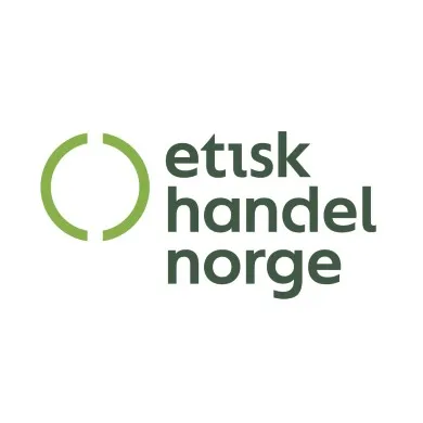 Logo til Etisk Handel Norge bestående av et grønt sirkulært design til venstre, symboliserer miljøansvar, og organisasjonens navn i grå tekst til høyre.