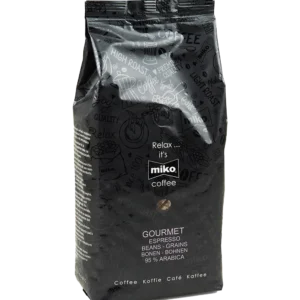 En forseglet svart pose med Miko-kaffe merket "Miko Espress Gourmet" som inneholder 95 % Arabica-bønner. Emballasjen inneholder forskjellige kafferelaterte ord og ikoner.