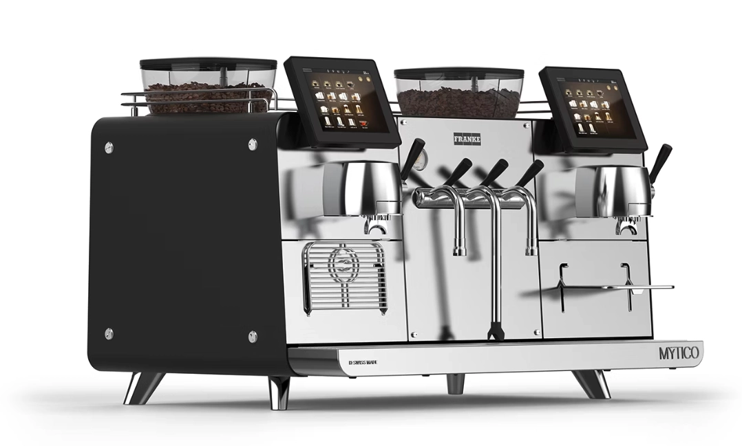 En kommersiell espressomaskin med flere berøringsskjermer, kaffebønnebeholdere og doble tuter, merket "MYTHOS," tilbyr en mytisk opplevelse for kaffeentusiaster.