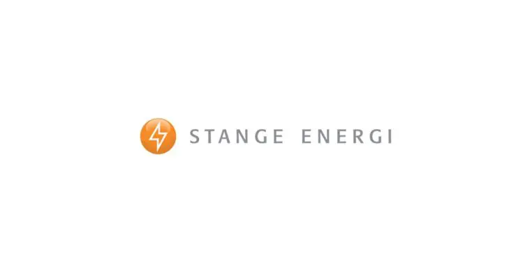 Logo til Stange Energi med et stilisert oransje lyn i en sirkel, akkompagnert av firmanavn og kundereferanser i grå tekst.