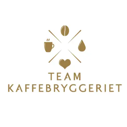 Logoen til Team Kaffebryggeriet med stiliserte kaffebønner, en kopp, et hjerte og vanndråper i radial design med gull og hvite farger.