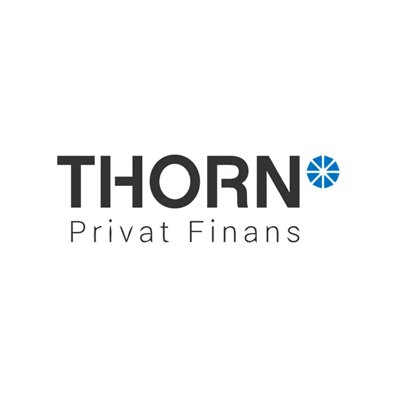 Logoen til Thorn Privat Finans, med kundereferanser ved siden av det velkjente identifikasjonsmerket "Thorn" i svarte store bokstaver ved siden av et blått og hvitt geometrisk ikon, med